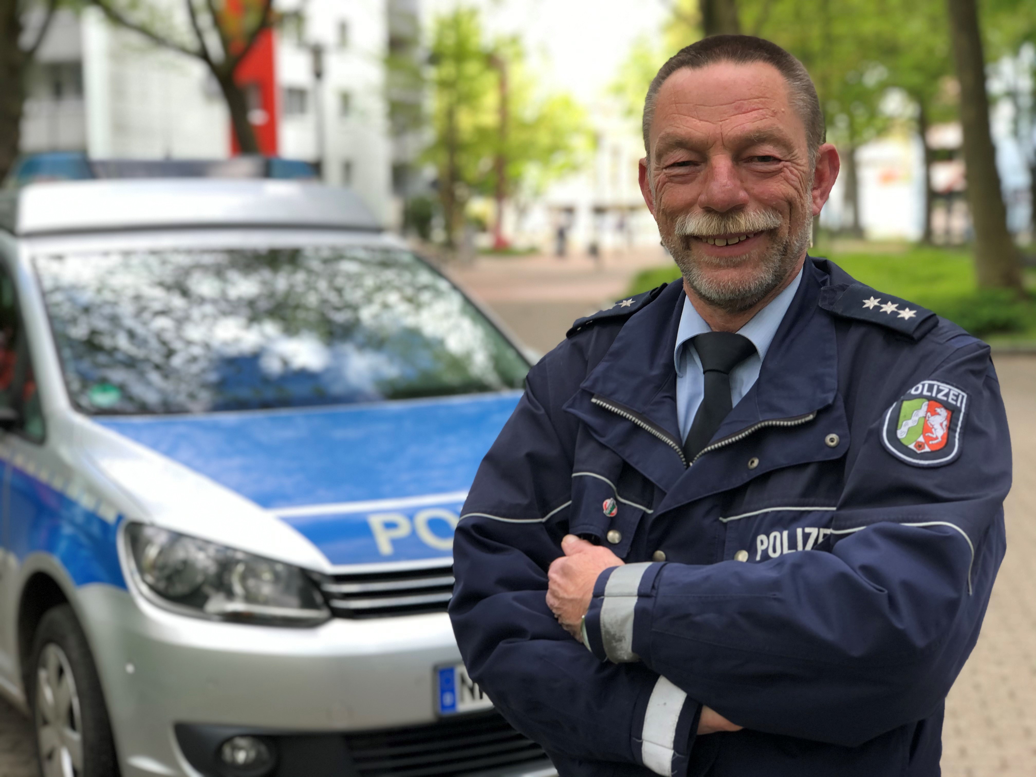 Abschied nach mehr als 45 Jahren bei der Polizei, davon fast 25 Jahre im Bezirksdienst Hörde: Polizeihauptkommissar Jürgen Heinrich, hier im Clarenberg.