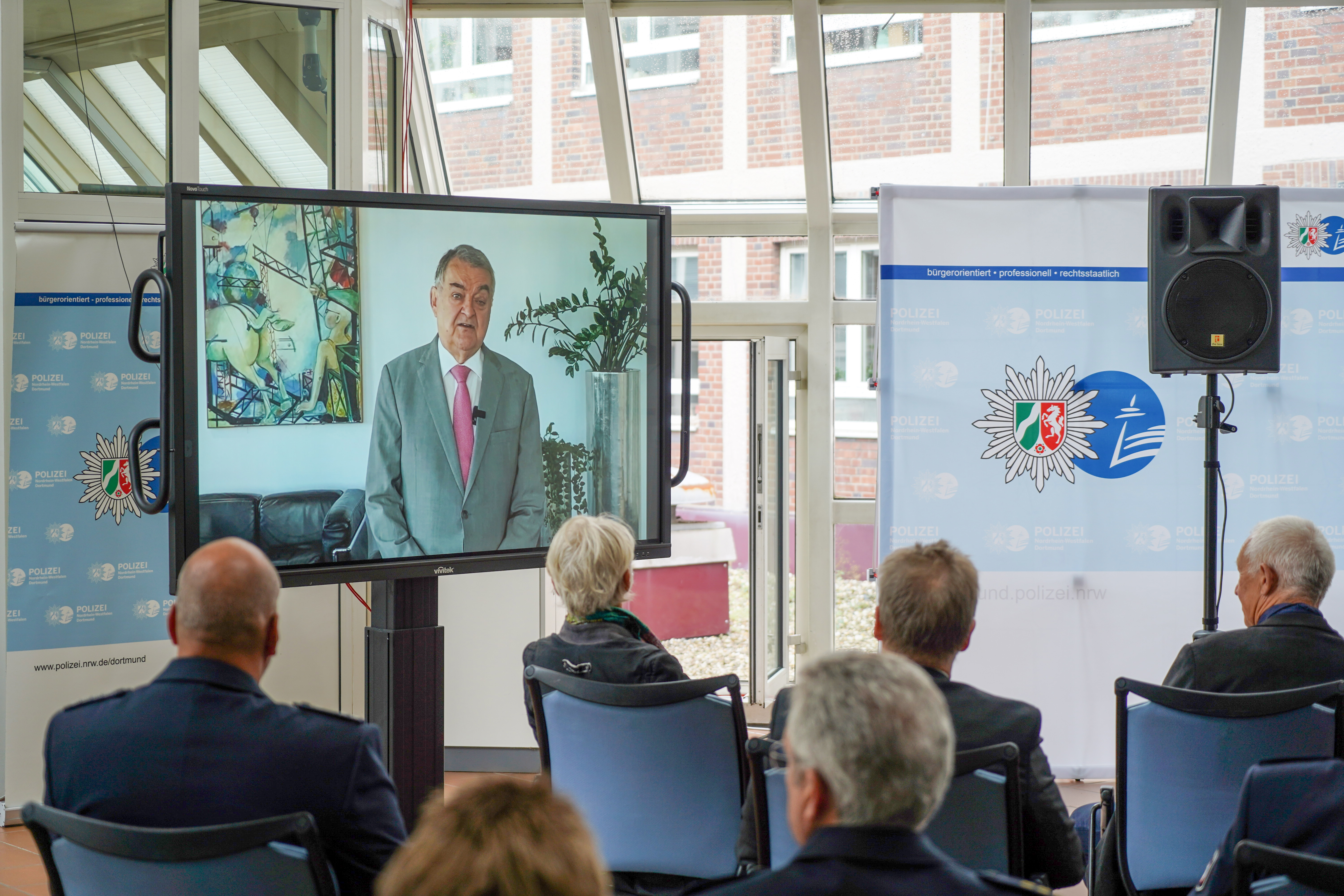 NRW-Innenminister Herbert Reul sprach mit einer Videobotschaft zu den Gästen. Er musste seine Teilnahme am Tag der Werteorientierung kurzfristig absagen. Foto: PP Dortmund