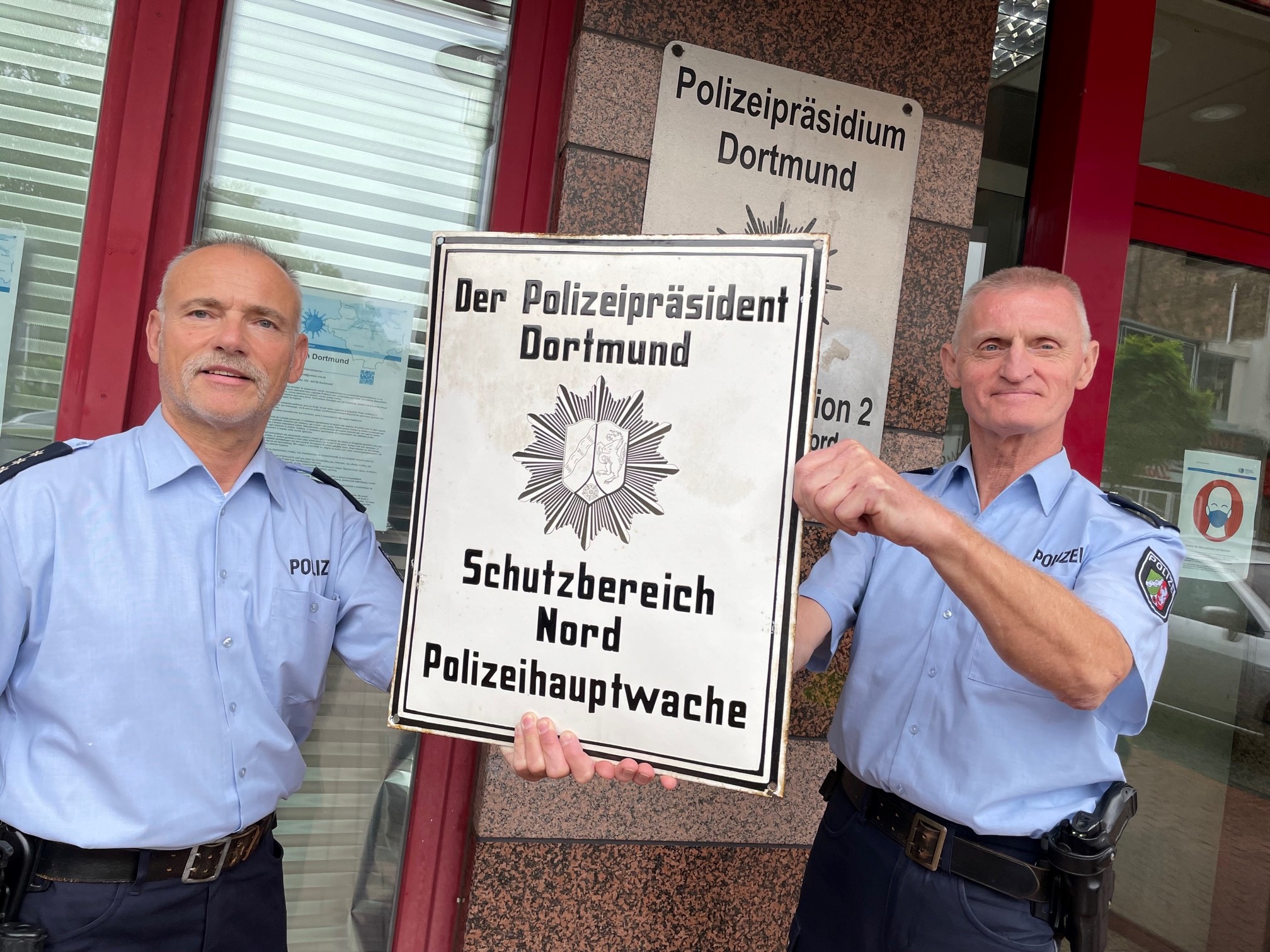 Die Polizeihauptkommissare Jürgen Jager und Heinz-Werner Thiehsen gehen nach insgesamt 86 Jahren in der Nordstadt in den Ruhestand. Foto: PP Dortmund
