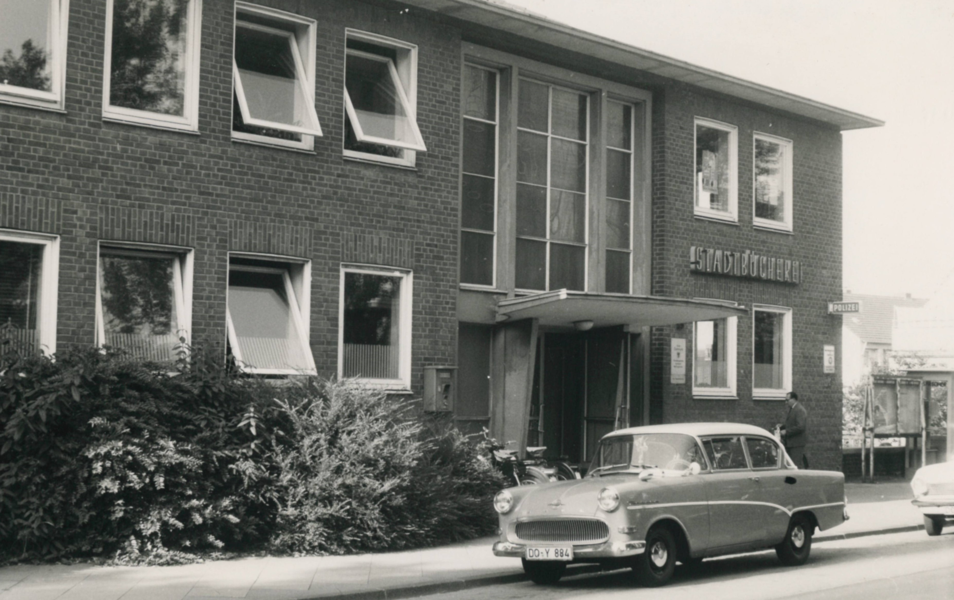 Polizeiwache Wellinghofen 1967 schwarz-weiß Außenansicht mit Auto davor