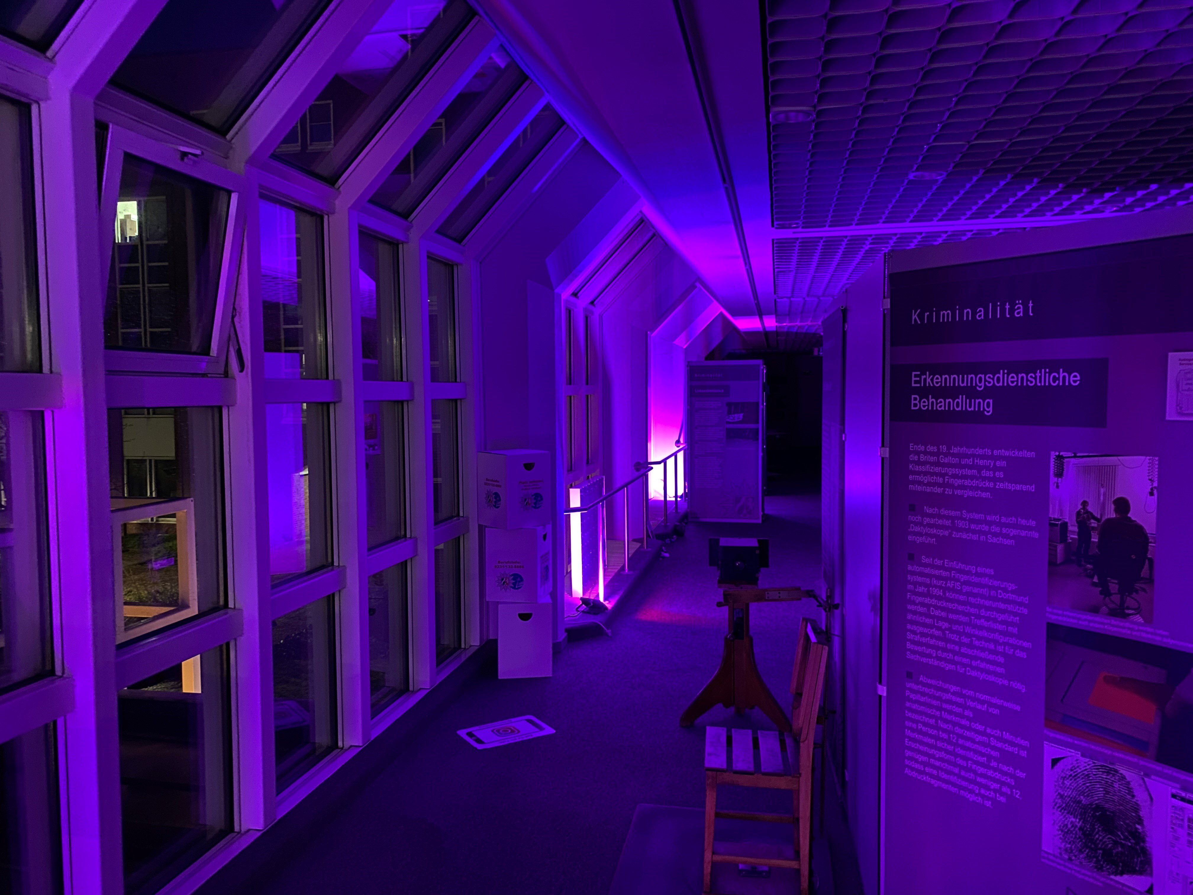 Polizeiausstellung 110 in violettem Licht