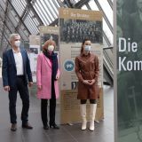 Polizeipräsidentin Britta Zur, Oberbürgermeisterin Karin Welge und Wolfgang Jung, Geschäftsführer des Wissenschaftsparks (v.r.) in der Ausstellung