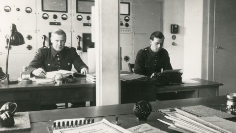 Zwei Beamte bei der Arbeit am "Funktisch"