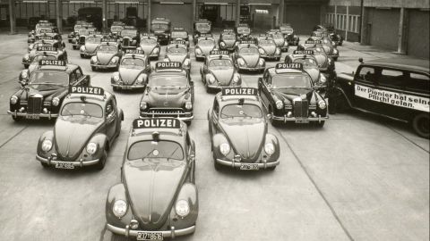 VW Käfer auf dem Garagenhof des PP aufgestellt in Formation