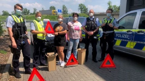 Polizei Dortmund verteilt Warndreiecke an Fahrschule Gerlach