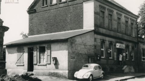 Polizeiposten Schüren 1967 schwarz-weiß Außenansicht mit Auto