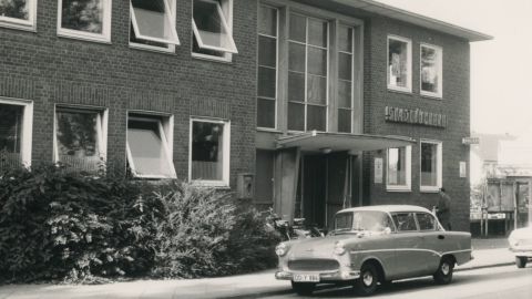 Polizeiwache Wellinghofen 1967 schwarz-weiß Außenansicht mit Auto davor
