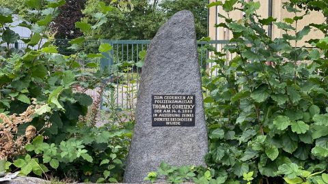 Gedenkstein mit Tafel "Zum Gedenken an... Thomas Goretzky..."
