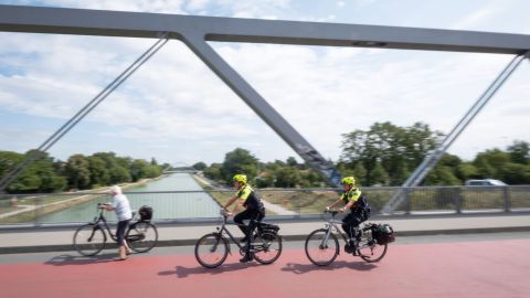 Der Weg von der Wache zur Innenstadt führt die Polizistinnen über die Kanalbrücke, ganz in der  Nähe des gastronomisch ziemlich angesagten Münsteraner Hafens.