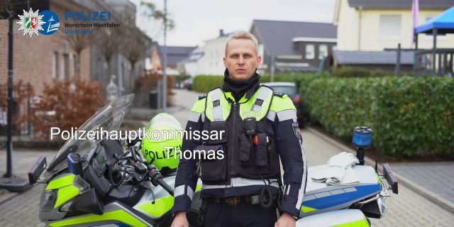 Thomas, Polizeihauptkommissar vor seinem Polizeimotorrad