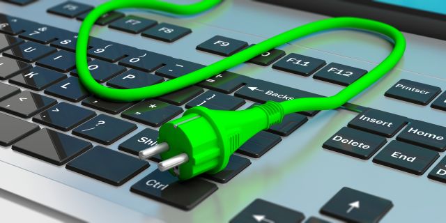 grünes Kabel liegt auf Tastatur