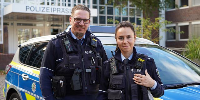 Moritz Altenheiner und Josephine Krautkrämer vor dem Polizeipräsidium