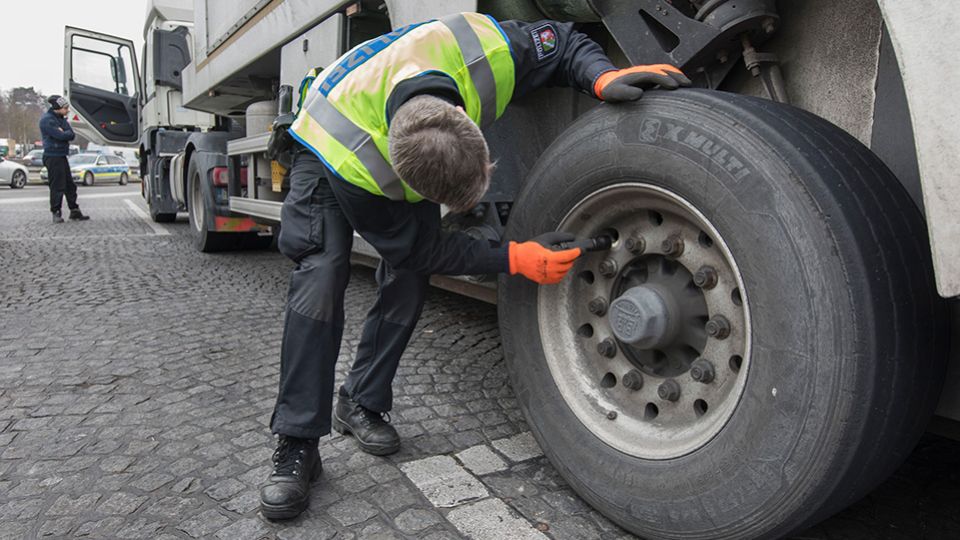 NRW-Polizei überprüft gezielt Lastwagen und Busse