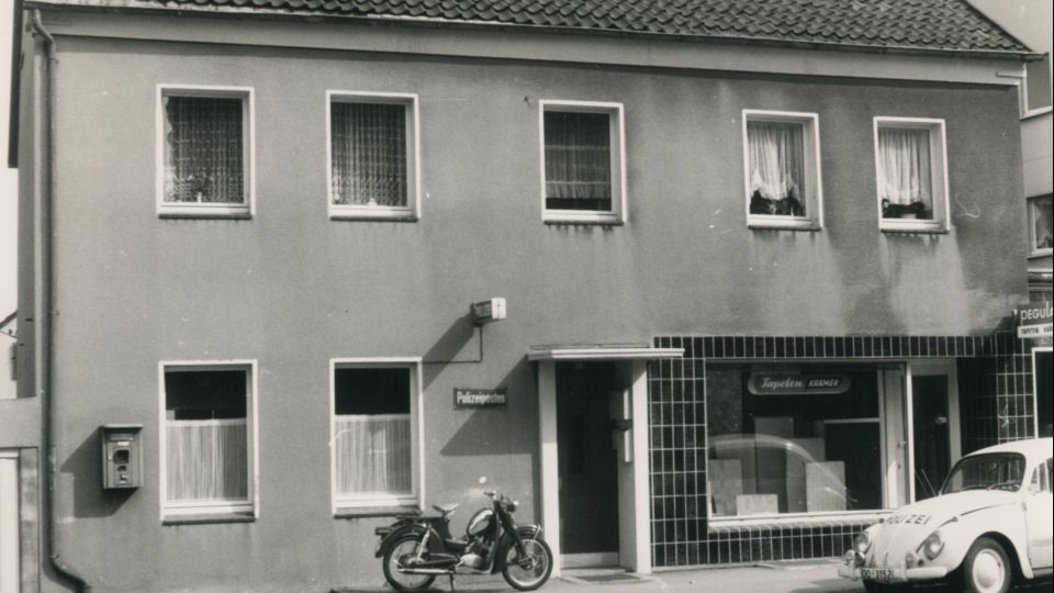 Polizeiposten Oespel 1967 schwarz-weiß Außenansicht mit Motorrad und Polizeiauto davor