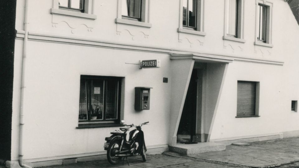 Polizeiposten Salingen 1967 schwarz-weiß Außenansicht mit Motorrad vor dem Haus