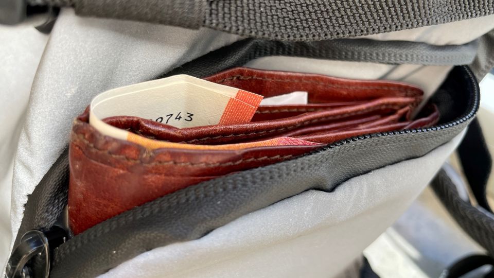 Sichtbares und greifbares Portmonee in einer Rucksacktasche: SO haben Taschendiebe leichtes Spiel.