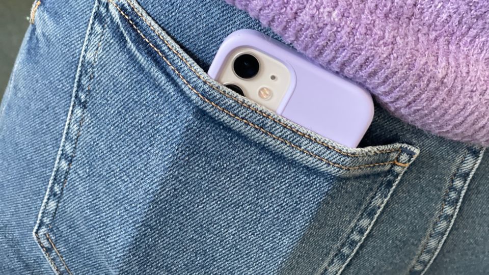 In der Hosentasche sichtbar getragenes Smartphone: eine günstige Gelegenheit für Taschendiebe.