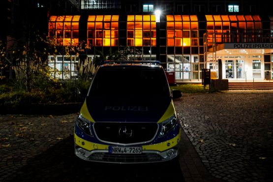 Auch das Polizeipräsidium Dortmund ist orange beleuchtet.