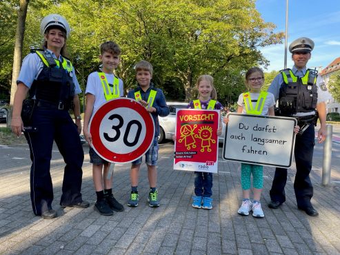 Seite an Seite für  die Schulweg-Sicherheit: Polizei und Kinder der Winfried-Grundschule in Dortmund. Foto: PP Dortmund