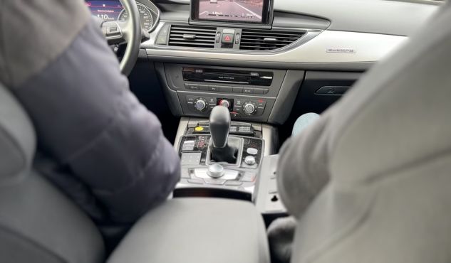 Blick in das Cockpit eines Provida-Teams des Verkehrsdienstes der Autobahnpolizei des Polizeipräsidiums Dortmund.