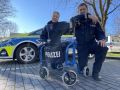 Polizeikommissarin Nicole Jünemann und Polizeikommissar Christian Klatt mit dem für Trainingszwecke ausgestatteten Rollator der Polizei.