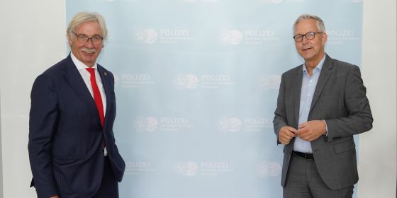 Begrüßung Manfred Kossack durch Polizeipräsident Gregor Lange