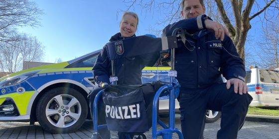 Polizeihauptkommissarin Nicole Jünemann und Polizeihauptkommissar Christian Klatt mit einem Rollator der Polizei.