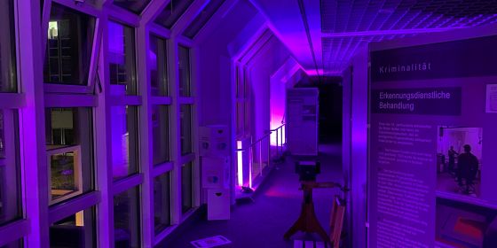 Polizeiausstellung 110 in violettem Licht