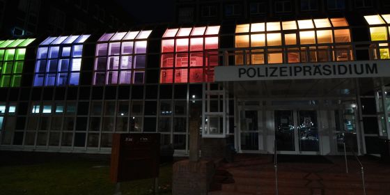 Das Polizeipräsidium leuchtet in verschiedenen Farben und ist bunt.