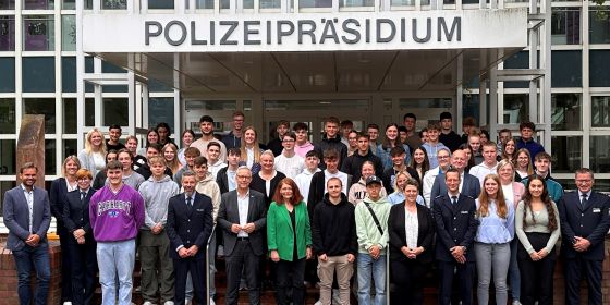 Polizei und Berufskolleg begrüßten die neuen Schülerinnen und Schüler aus 24 Städten der Region.