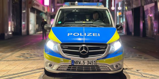 Streifenwagen der Polizei auf dem Westenhellweg in Dortmund 